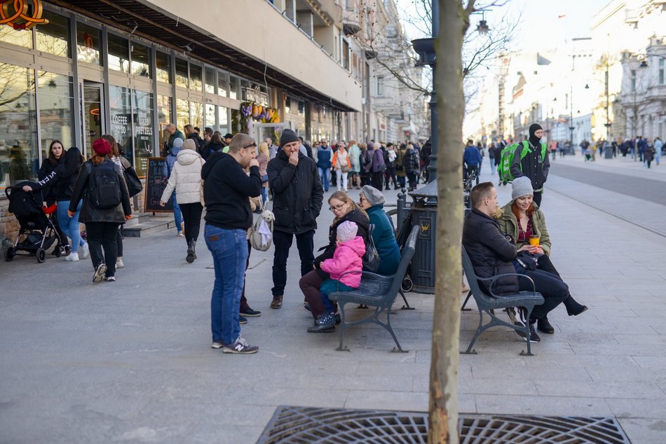 Spacerowicze na ul. Piotrkowskiej w Łodzi