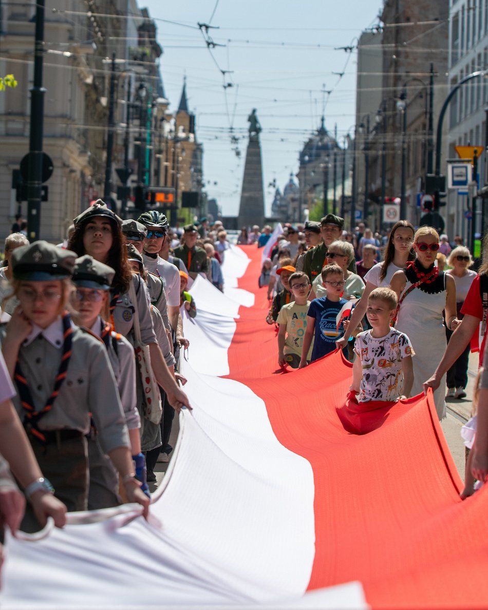 Łódź biało-czerwona. Ulicami miasta przeszedł marsz z okazji Dnia Flagi Rzeczypospolitej Polskiej
