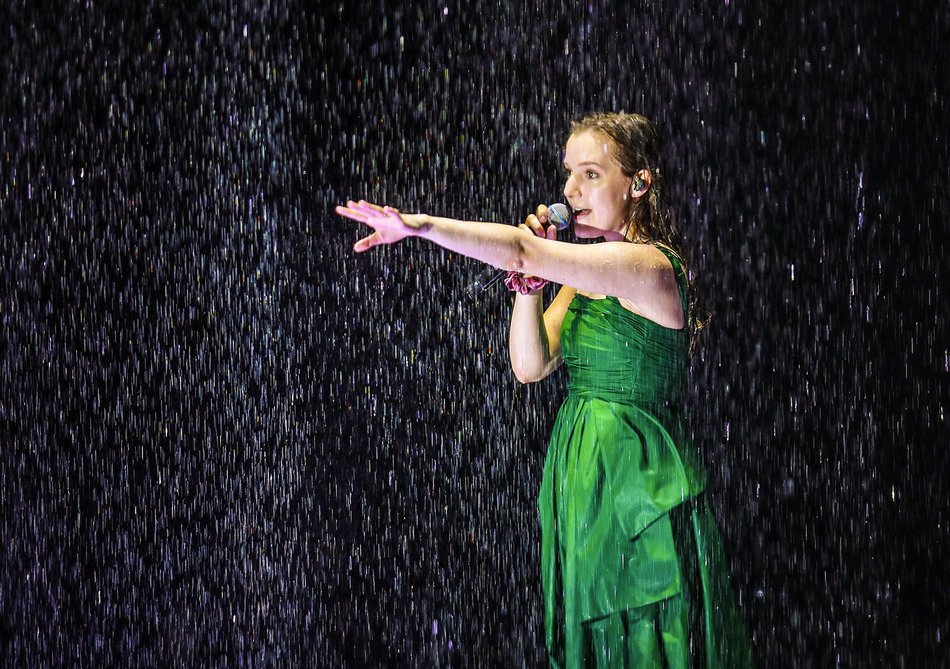 piosenkarka na koncercie