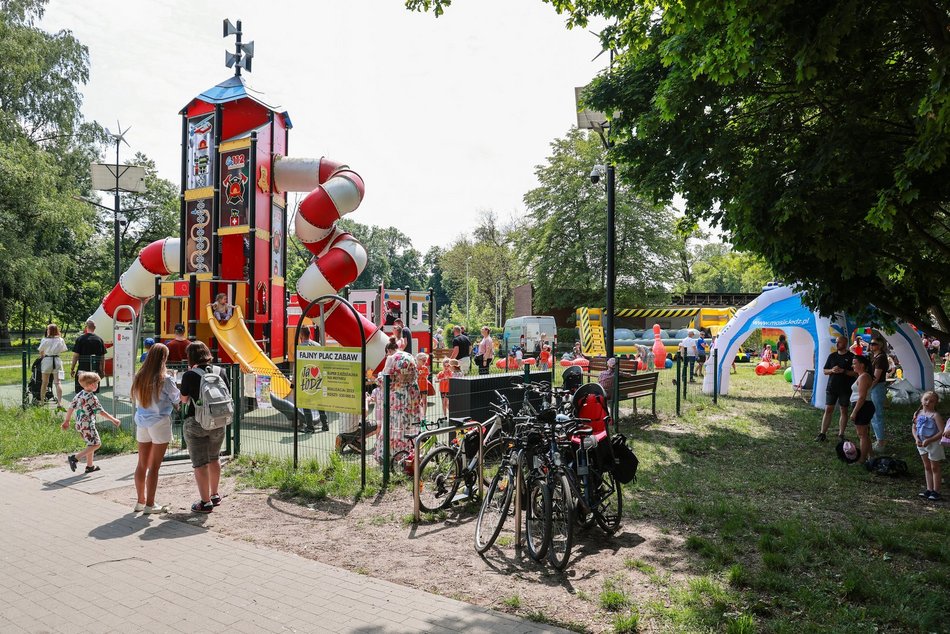 Łódź. Dzień Dziecka w parku na Młynku w Łodzi. Dmuchańce, alpaki i skutery wodne