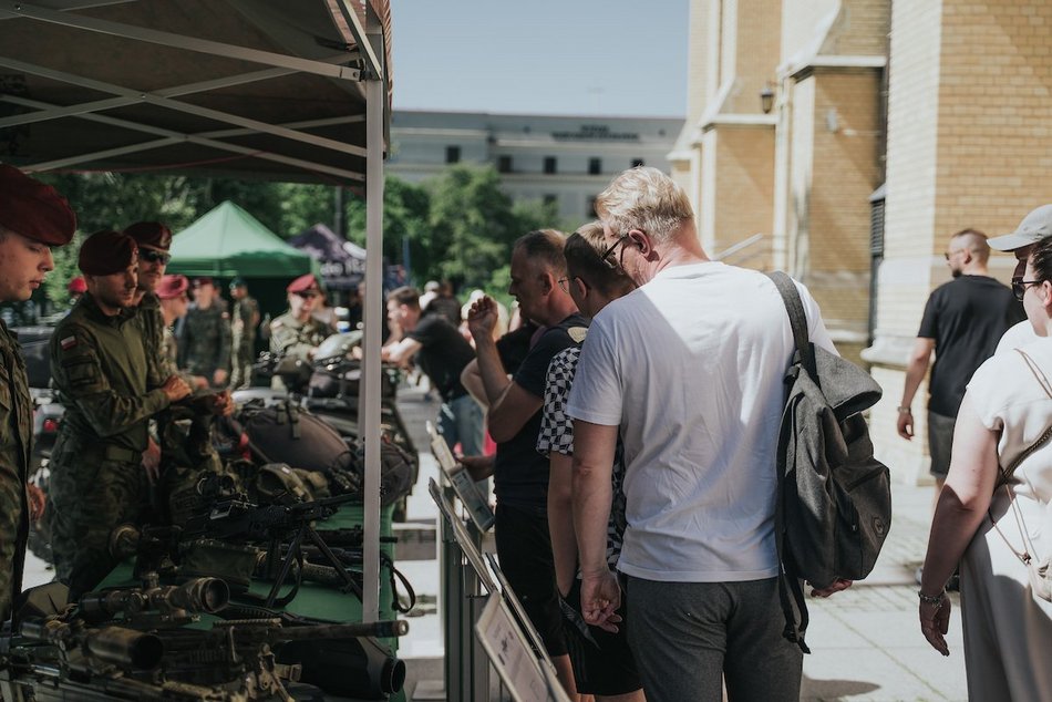 Łódź. Święto Wojska Polskiego w Łodzi. Wielka parada, piknik, rekonstrukcje historyczne