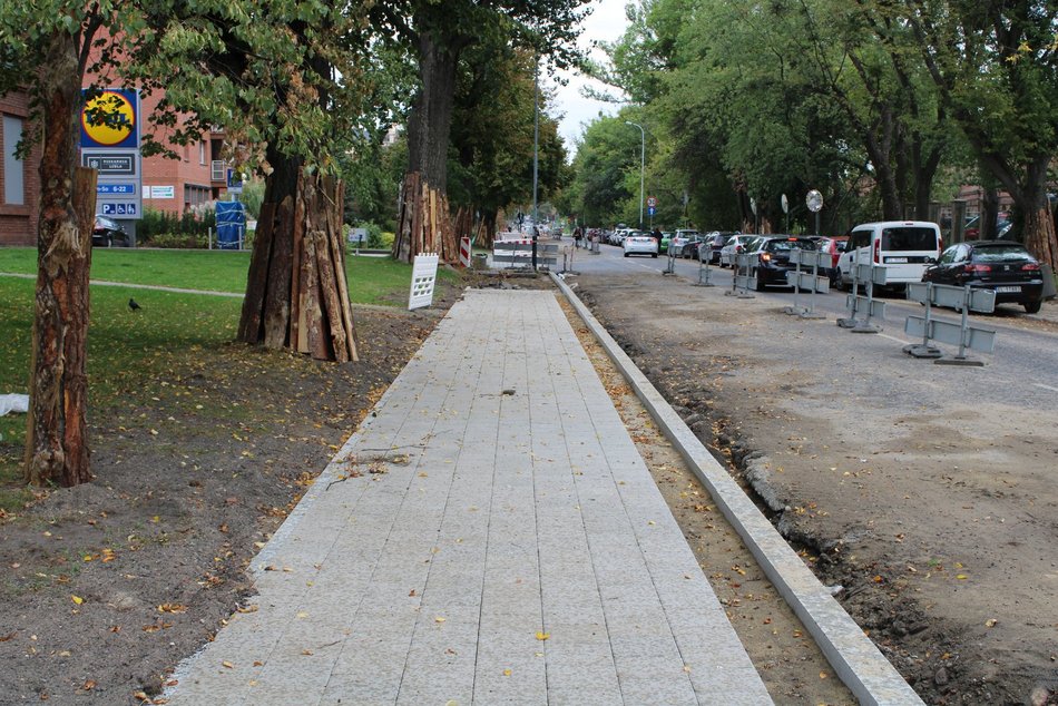 Łódź. Remont Tymienieckiego nie zwalnia tempa. Jest już nowy chodnik, będzie równa nawierzchnia