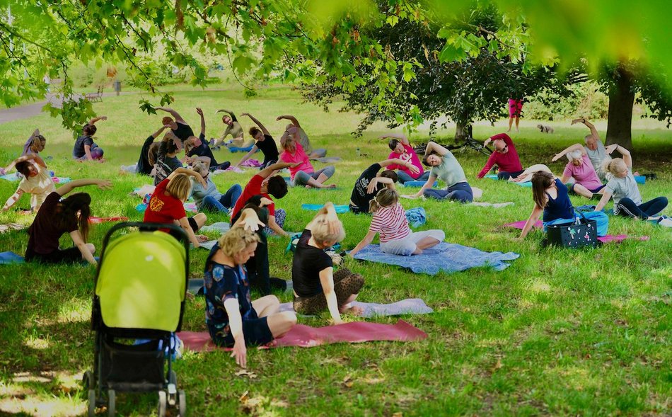 Łódź. Joga na świeżym powietrzu. Chętnych w parku Podolskim w Łodzi nie brakowało