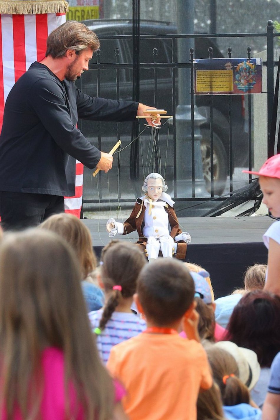 Łódź. Baśniowa Piotrkowska w Łodzi. Teatr Barnaby zachwycił najmłodszych widzów