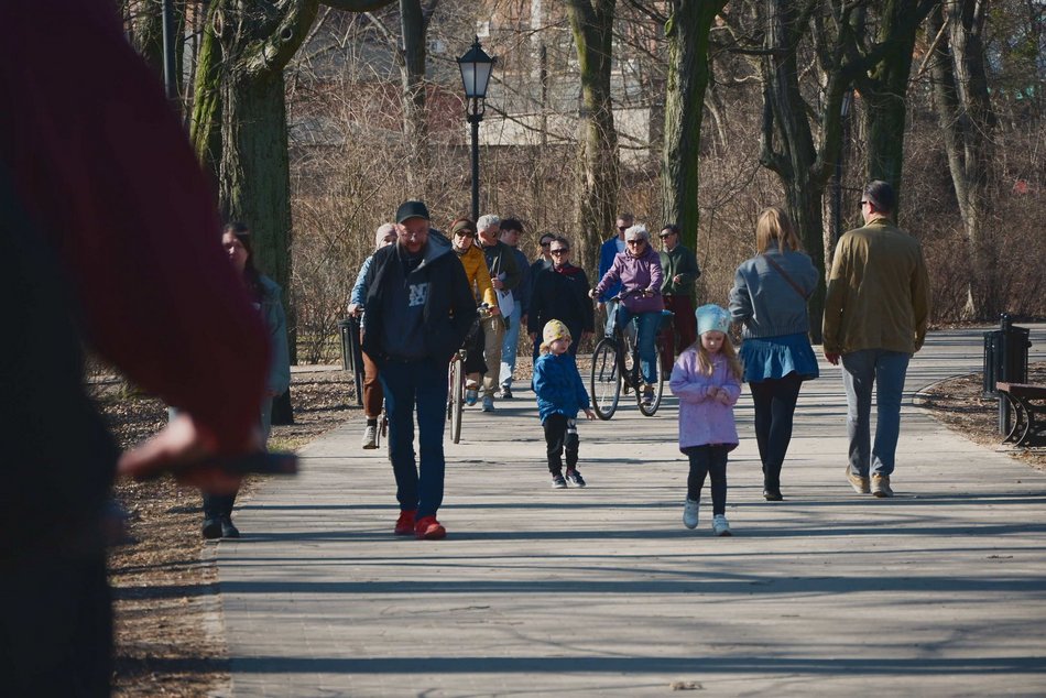 Słoneczna sobota w Parku Źródliska. Łodzianie odpoczywają od zgiełku miasta