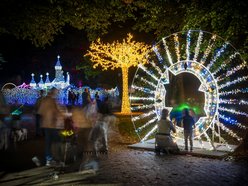 park pięknie oświetlony nocą