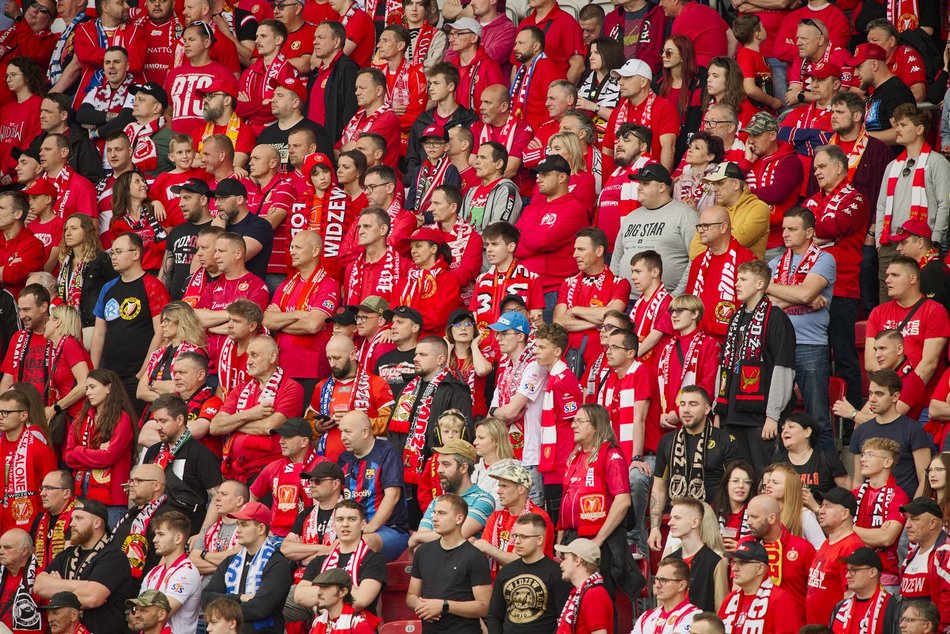 Kibice na meczu Widzewa Łódź z Lechem Poznań