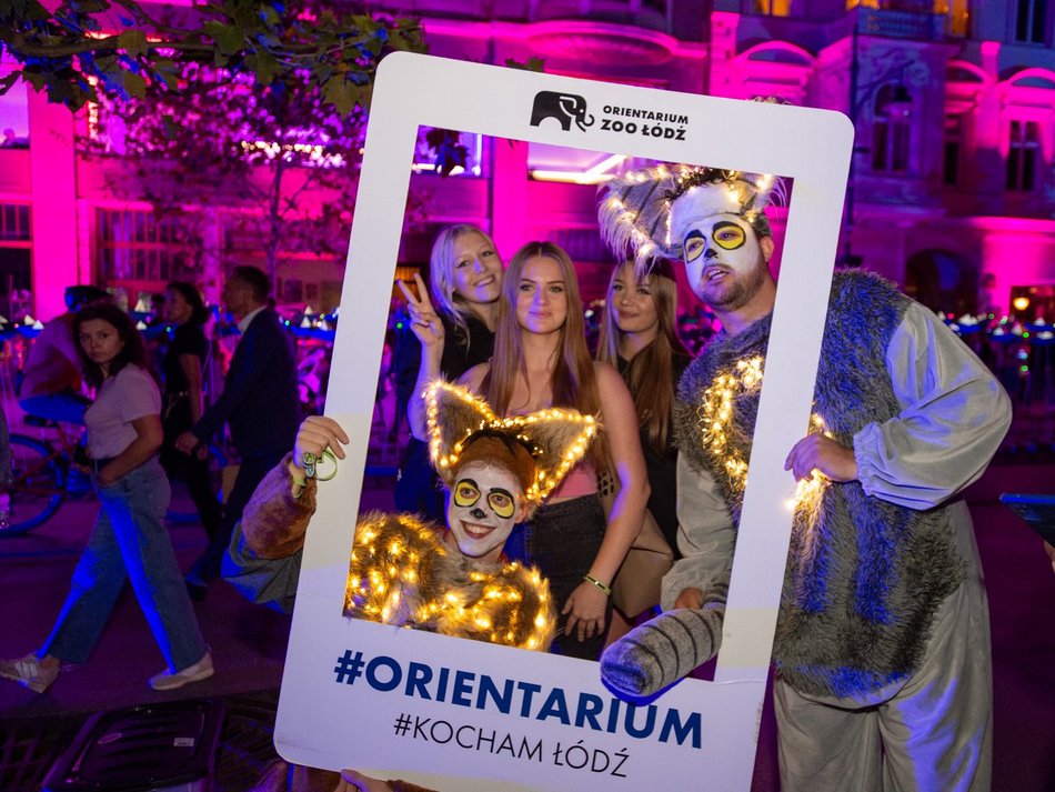 ludzie na festiwalu światła w Łodzi