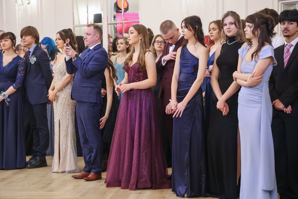 Łódź. Studniówka II LO w Łodzi. Wspaniali maturzyści świętowali w Pałacu Skotniki