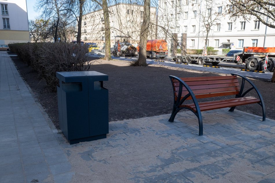 Łódź. Remont Bartoka w Łodzi. Jest już pierwsza warstwa jezdni, trwa budowa parkingów i chodników