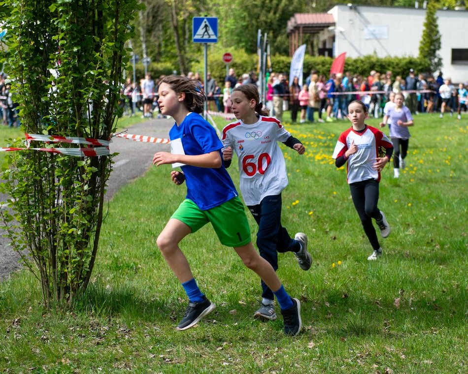Łódź. XVII Bieg Olimpijczyków w parku Baden-Powella. Rywalizowali uczniowie szkół w Łodzi