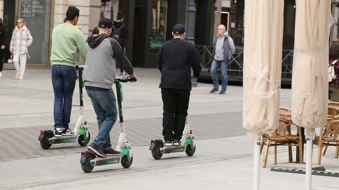Łódź. Jeździsz hulajnogą po Łodzi? Niebawem nowy przepis wejdzie w życie!