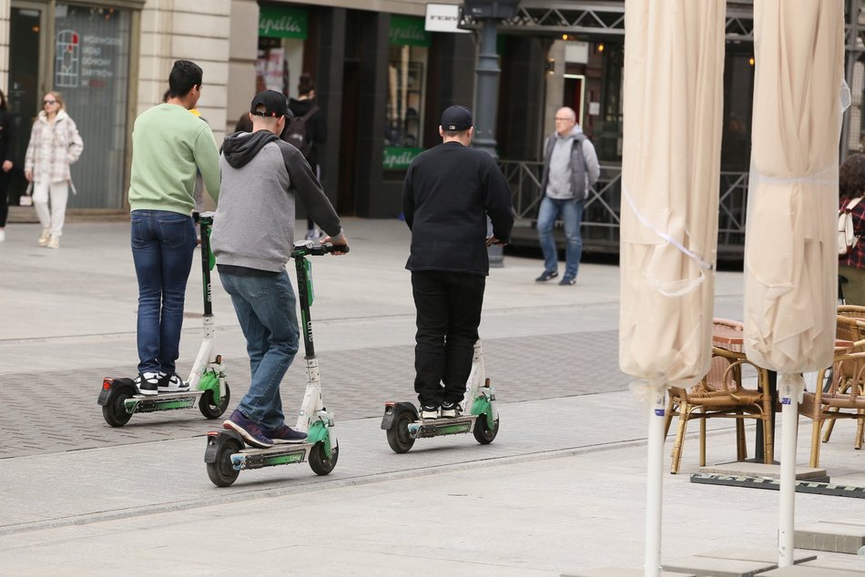 Łódź. Jeździsz hulajnogą po Łodzi? Niebawem nowy przepis wejdzie w życie!