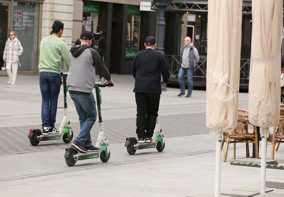 Łódź. Jeździsz hulajnogą po Łodzi? Niebawem nowy przepis wejdzie w życie!