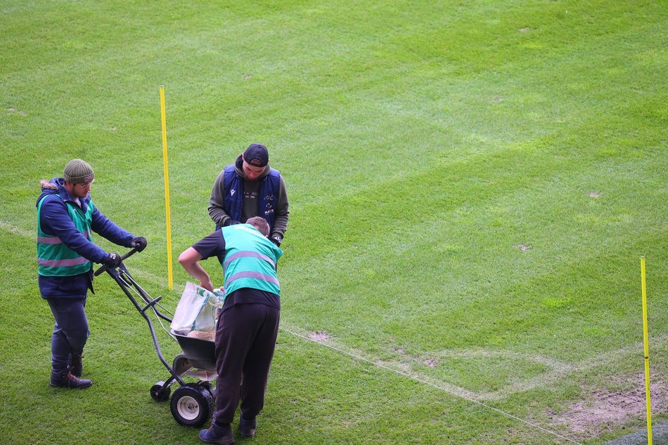 Łódź. Zima na stadionach w Łodzi. Jak MAKiS dba o murawy przy al. Piłsudskiego i al. Unii?