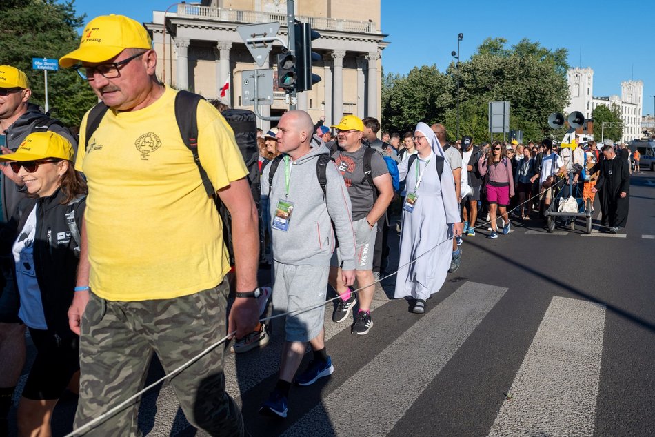 Łódź. Ruszyła 100. Piesza Pielgrzymka Łódzka na Jasną Górę. Maszeruje ponad 200 pątników!