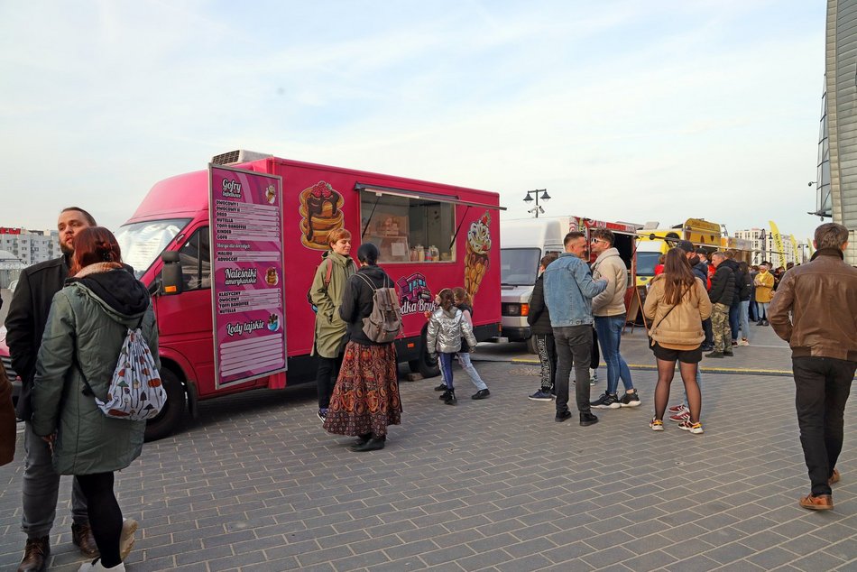 Łódź. Zlot food trucków w EC1 Łódź. Amerykańskie burgery, belgijskie frytki, hiszpańskie churrosy i więcej