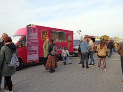 Łódź. Zlot food trucków w EC1 Łódź. Amerykańskie burgery, belgijskie frytki, hiszpańskie churrosy i więcej