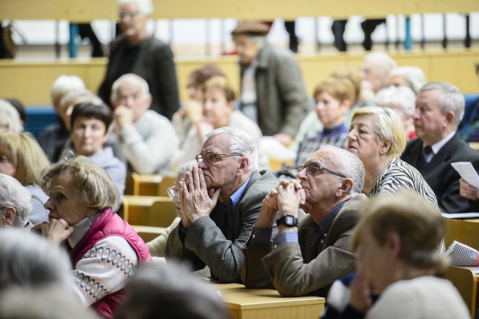 starsi ludzie w auli wykładowej