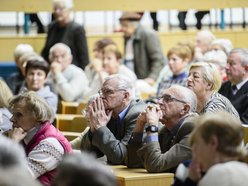 starsi ludzie w auli wykładowej