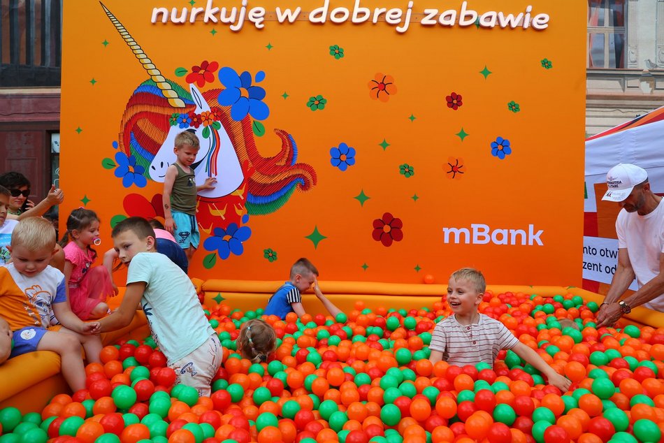 Megazabawa w strefie mBanku z okazji 602. Urodzin Łodzi. Pasaż Schillera zaprasza