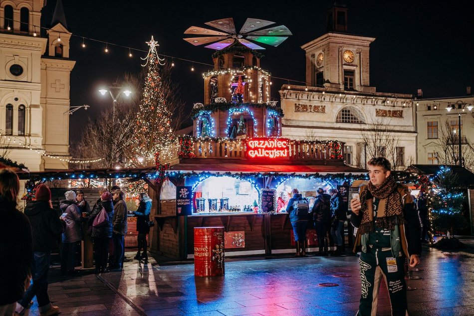Łódź. Jarmark Bożonarodzeniowy w Łodzi nocą