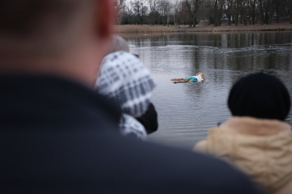 Topienie marzanny na Stawach Jana w Łodzi. Kolorowy korowód pożegnał zimę!