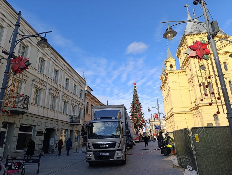 Łódź. Choinka na Piotrkowskiej prawie gotowa