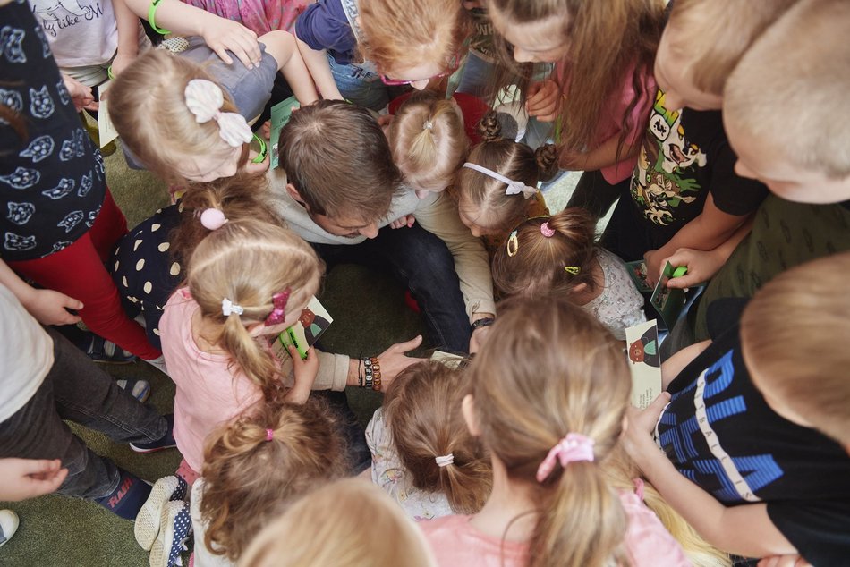 Akcja "Bajeczni Adwokaci" w Przedszkolu Miejskim nr 141 w Łodzi. Adwokaci czytali przedszkolakom książkę o swojej pracy