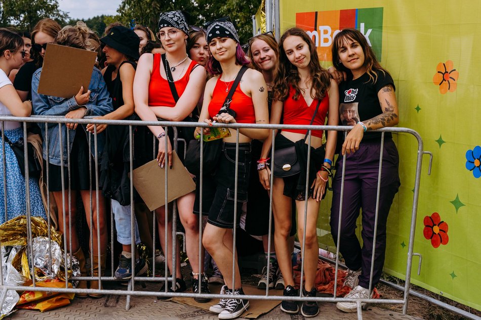 Tłumy fanek Louisa Tomlinsona przed wejściem na Łódź Summer Festival 2025