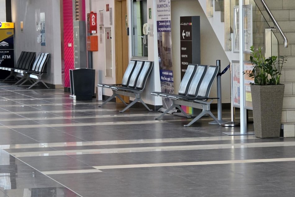 Ewakuacja na lotnisku w Łodzi! Tajemniczy pakunek zostawiony w hali głównej terminala