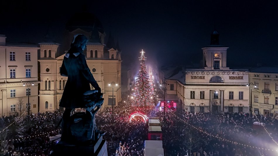 Choinka na Piotrkowskiej w Łodzi już świeci! Tłumy łodzian na placu Wolności
