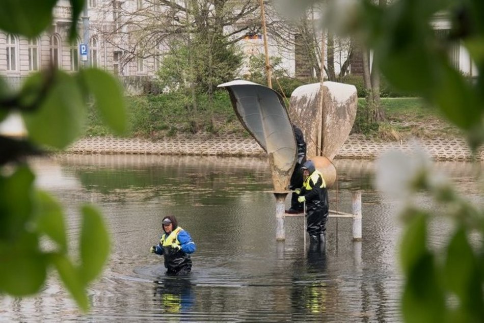 Łódź. Demontują fontannę w Parku Reymonta