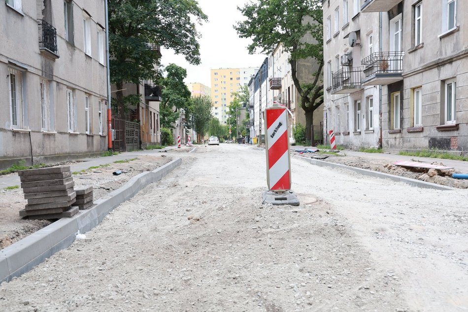 Łódź. Remont Piasecznej w Łodzi. Trwają prace przy podbudowie nowej drogi