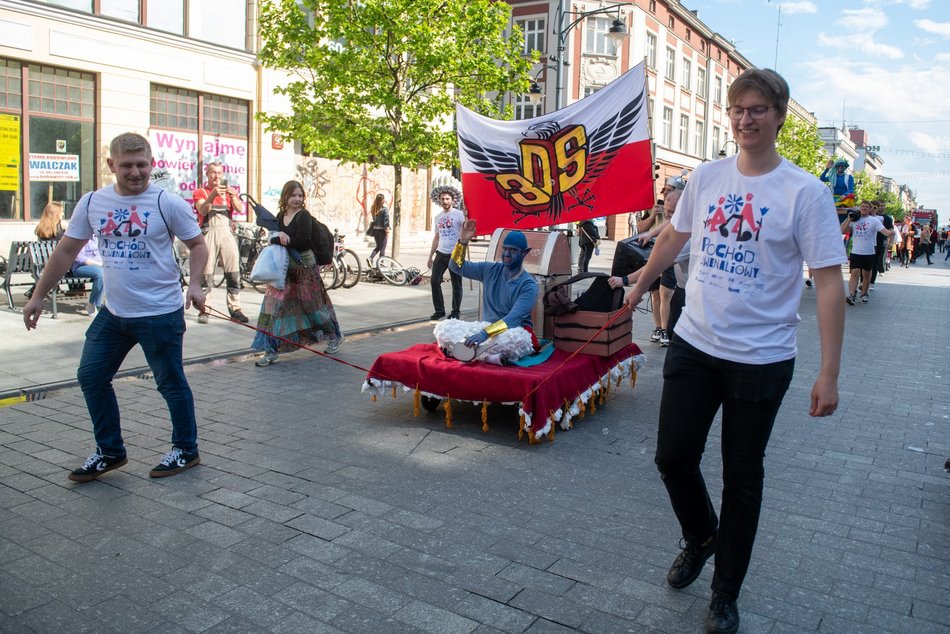 Łódź. Juwenalia 2025 w Łodzi. Kolorowy pochód studentów przeszedł Piotrkowską!
