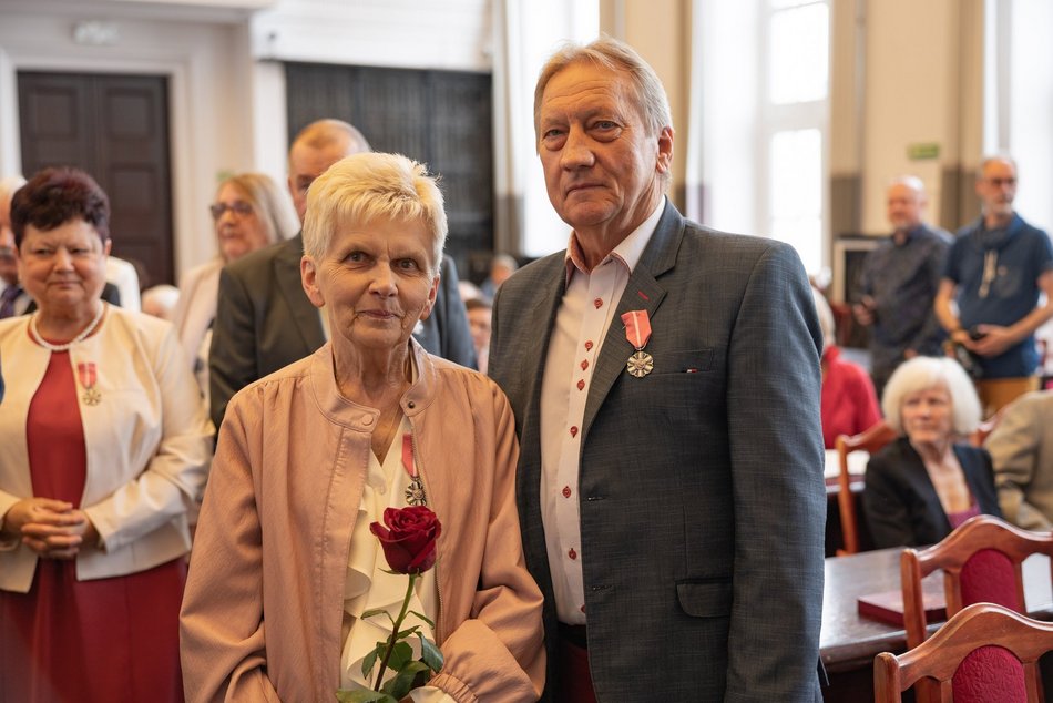 Łódź. Medale za długoletnie pożycie małżeńskie. Rekordziści świętują 63-lecie!