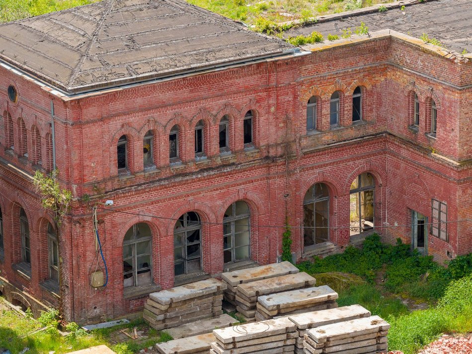 Łódź. Słynna fabryka Uniontex w Łodzi w trakcie remontu. Odwiedził ją Jan Paweł II