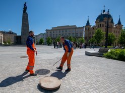 ZWiK Łódź wymienia włazy na placu Wolności. Jubileuszowe pokrywy już widoczne!