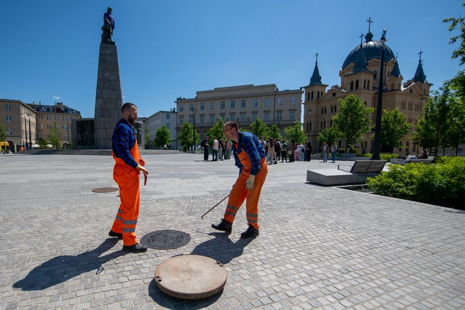ZWiK Łódź wymienia włazy na placu Wolności. Jubileuszowe pokrywy już widoczne!