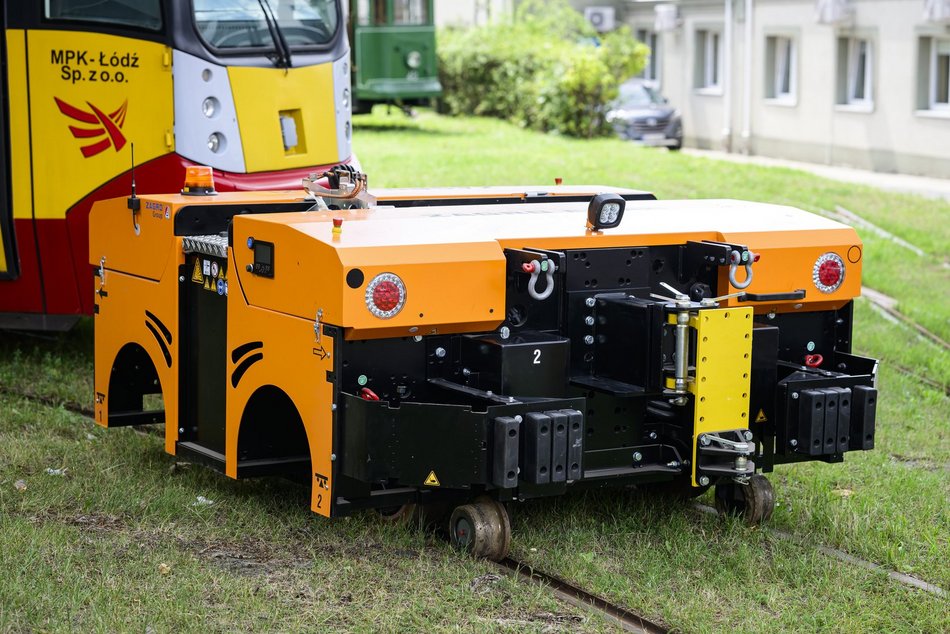 MPK Łódź ma nowy pojazd do zadań specjalnych! To ciągnik do przestawiania tramwajów