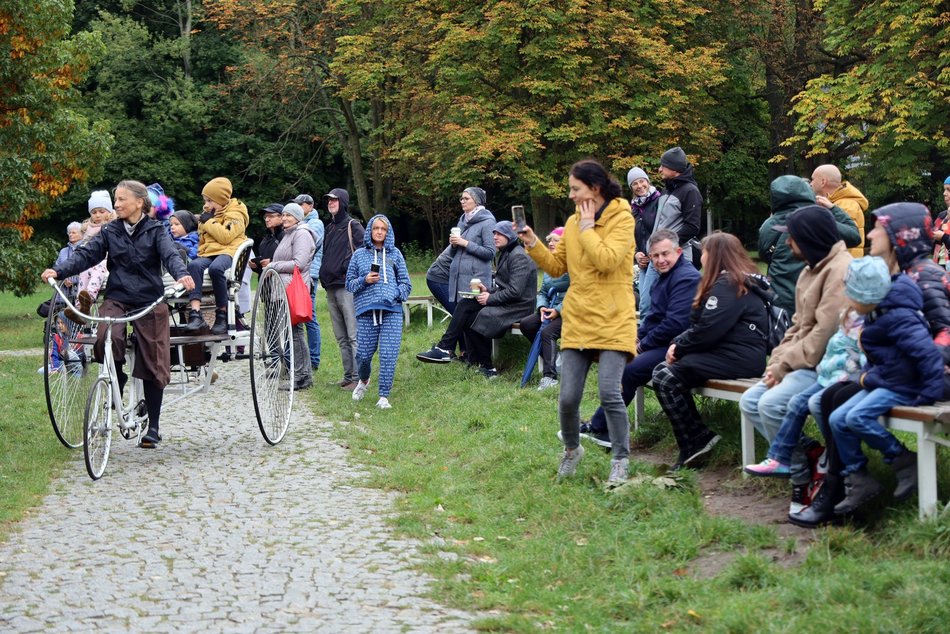 Pokaz rowerowy w parku Julianowskim