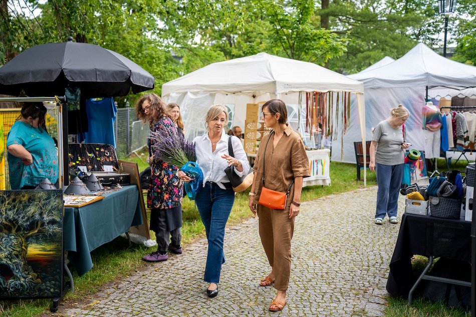 Łódź. Lipcowy targ staroci na Księżym Młynie. Miłośnicy rzeczy z duszą nie zawiedli