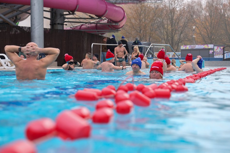 Pierwsze w tym sezonie morsowanie w Aquaparku Fala w Łodzi