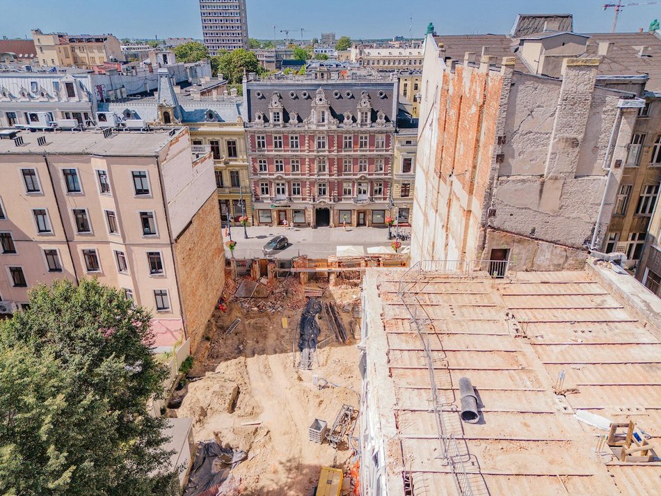Łódź. „Dziura” przy Piotrkowskiej 58 w Łodzi znika na naszych oczach! Prace wystartowały!