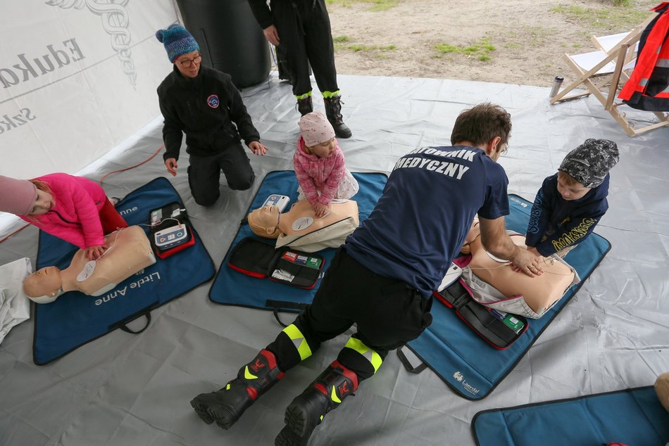 Rodzinny piknik w Arturówku. Kurs udzielania pierwszej pomocy, warsztaty dla dzieci, pokaz ratownictwa medycznego