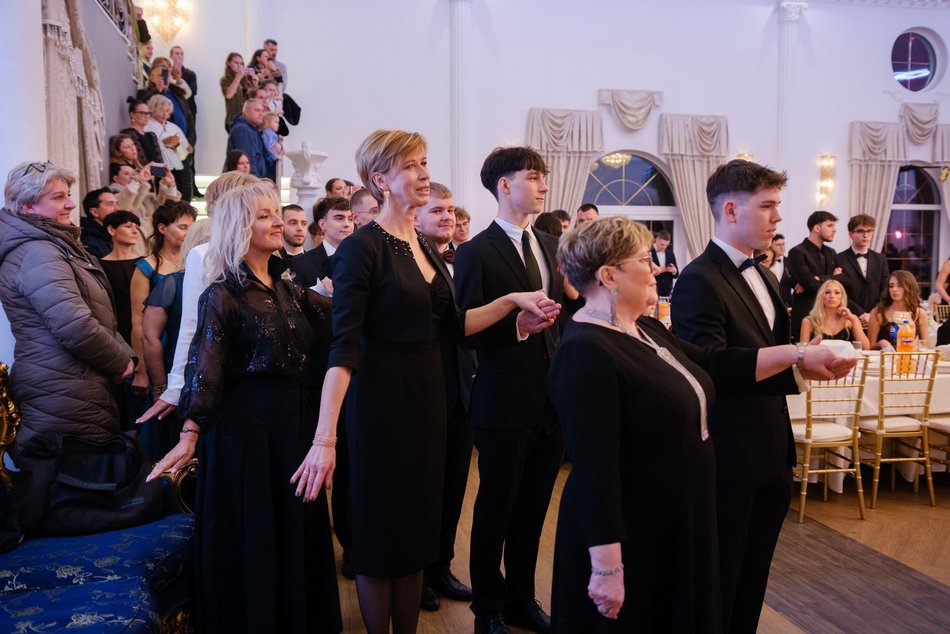 Studniówka XV w Łodzi. Niezapomniane chwile i piękne wspomnienia