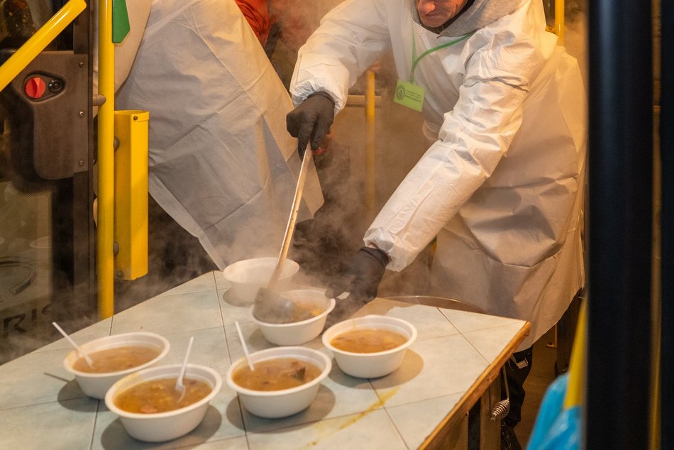 Łódź. Autobus dla osób w kryzysie bezdomności w Łodzi wyruszył w trasę