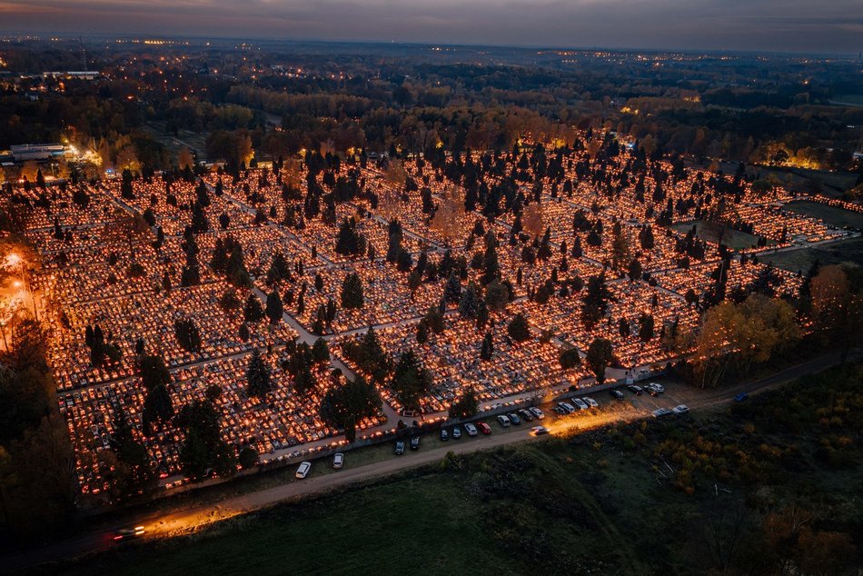 Cmentarz Szczecińska w Łodzi wygląda magicznie. Wybierz się na spacer w zaduszki