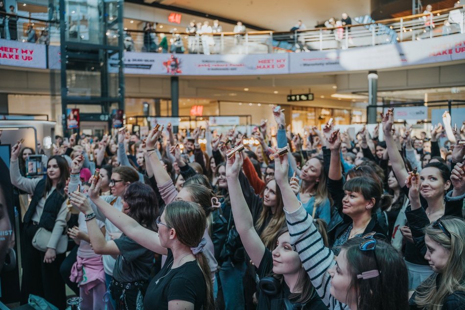 Łódź. Rekord malowania ust w Manufakturze w Łodzi pobity! Byłaś? Znajdź się na zdjęciach!