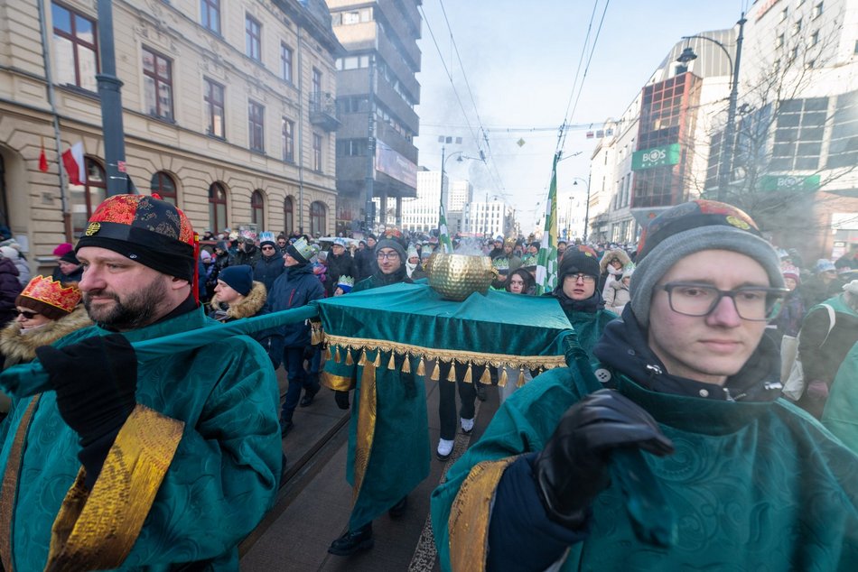 Łódź. Orszak Trzech Króli przeszedł ulicami Łodzi. Radosny pochód przyciągnął tłumy